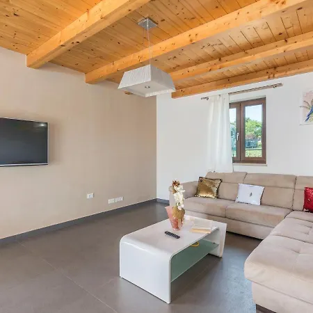 Stunning Villa In Montizana With Jacuzzi Villa *