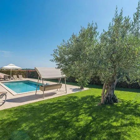 Villa Stunning Villa In Montizana With Jacuzzi