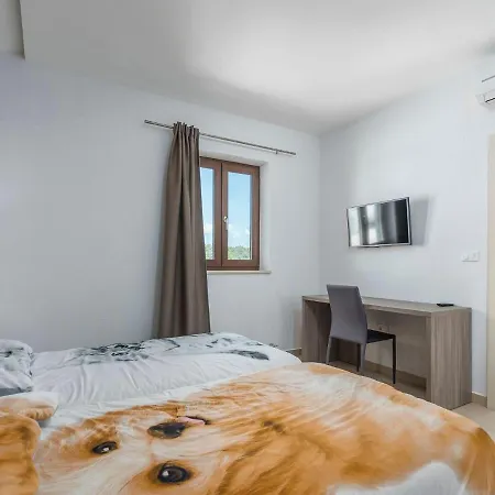 Stunning Villa In Montizana With Jacuzzi *