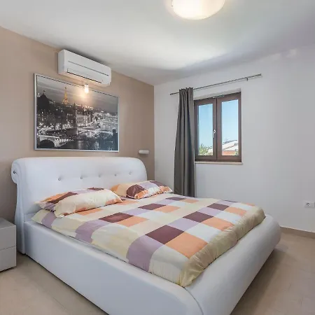 Stunning Villa In Montizana With Jacuzzi *