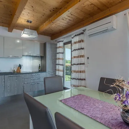 Villa Stunning In With Jacuzzi Montižana